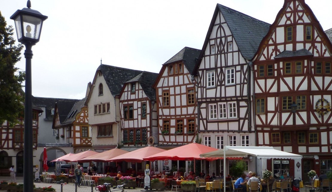 Bischofsplatz_3-9_Limburg_-_Altstadt_mit_Straßencafes