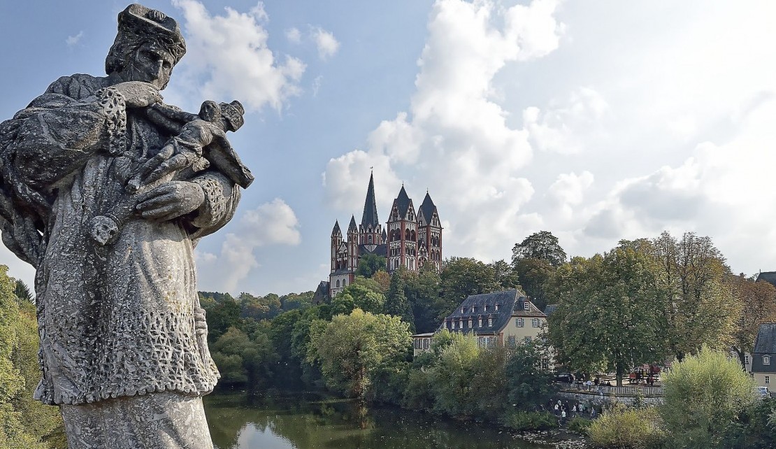 Dom mit Brückenstatue