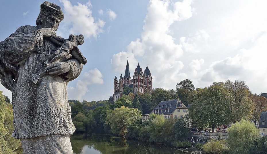 Dom mit Brückenstatue