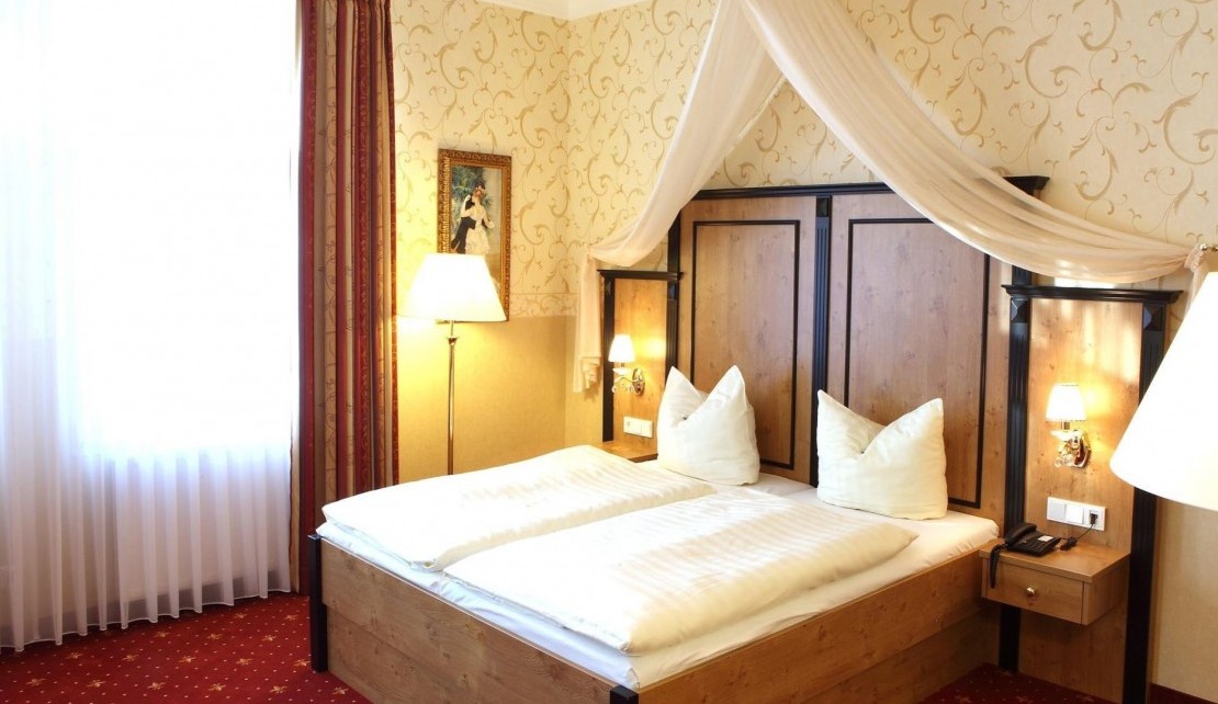 202_Zimmer mit Himmelbett